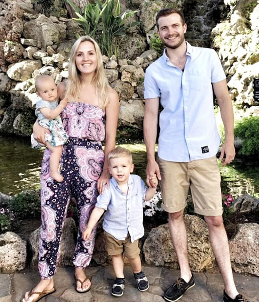 英夫妇双双辞职变卖房产 带年幼儿女周游世界